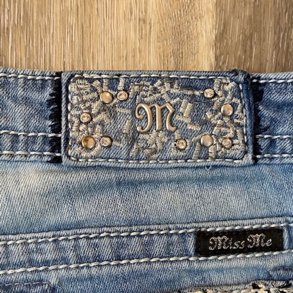 MISS ME Signature Cuffed Capri Bling Pocket Pants - Picture 9 of 10